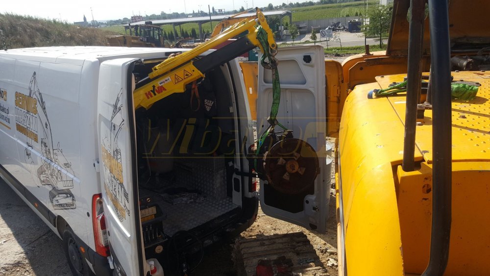 demontaż uszkodzonej pompy hydraulicznej z komparki gąsienicowej przez serwis mobilny firmy WIBAKO