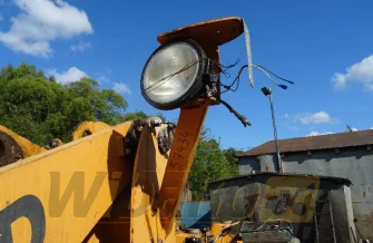 Wspornik lampy lewy,przód Case 721D 