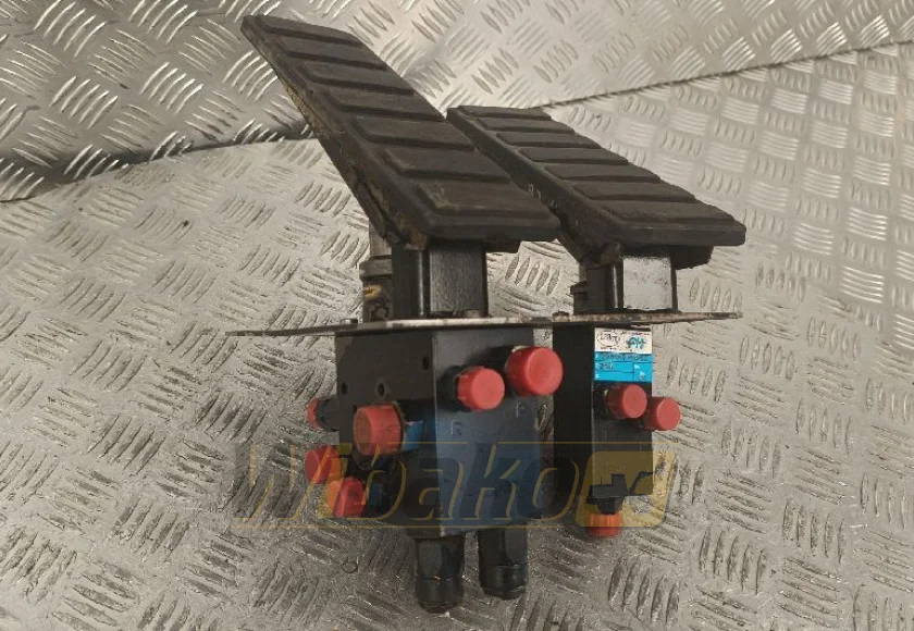 Pedał Poclain VB-220-5X0-31-07-504-1200 232580 – używany