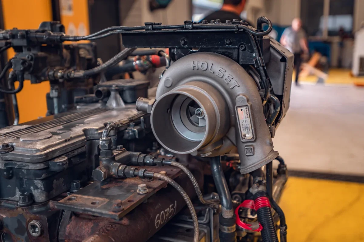 Turbosprężarka Holset zamontowana na silniku diesla maszyny budowlanej