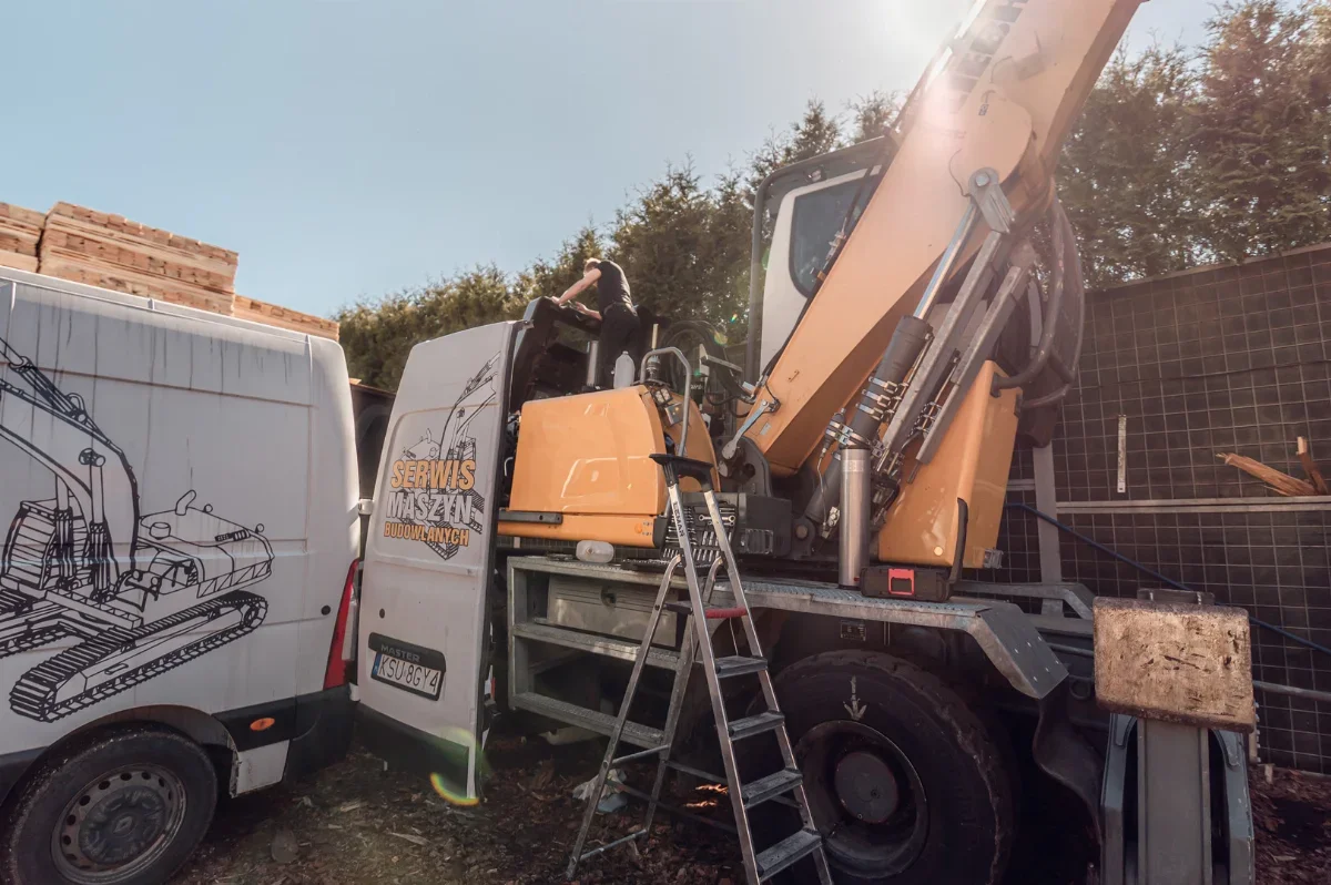 Serwis mobilny przeładowarki Liebherr – mechanik przy maszynie, obok samochód Serwis Maszyn Budowlanych