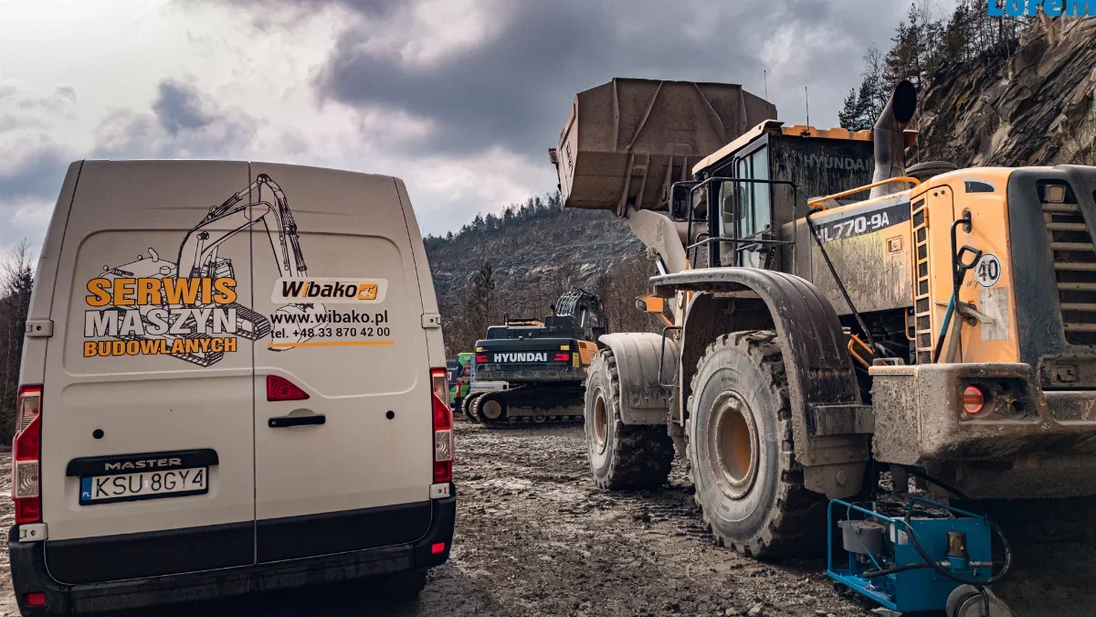 Bus serwisowy WIBAKO przy ładowarce kołowej Hyundai HL770-9A w kamieniołomie, obok urządzenie serwisowe, w tle koparka Hyundai