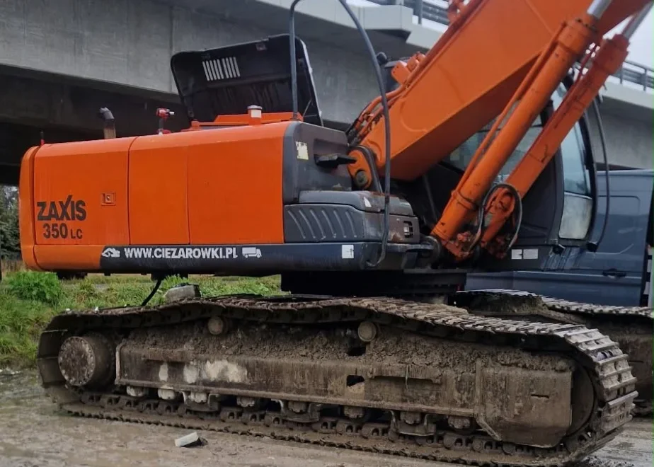 Koparka gąsienicowa Hitachi Zaxis 350LC z otwartą pokrywą silnika, widok z boku