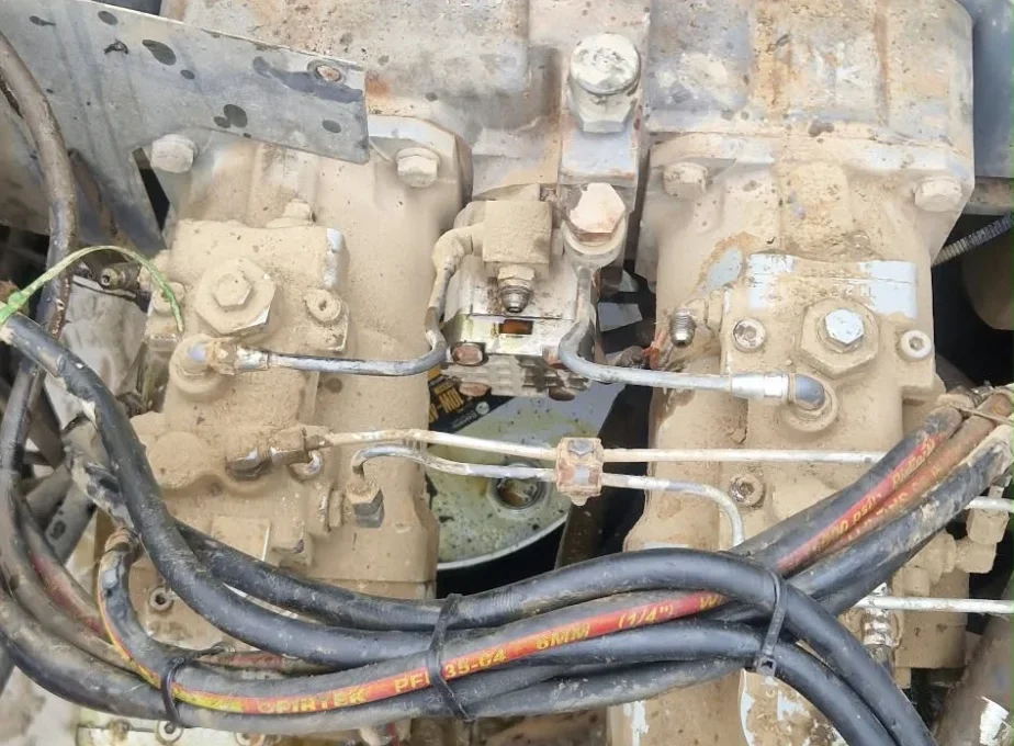 Podwójna pompa hydrauliczna zamontowana przy silniku koparki Hitachi ZX350LC-3, widok z góry