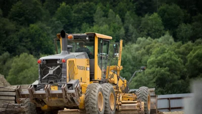 Dlaczego maszyna kopci na biało? Poradnik dla operatorów i właścicieli maszyn