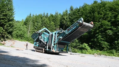 Montaż silnika Perkins (CAT C4.4) do przesiewacza PowerScreen